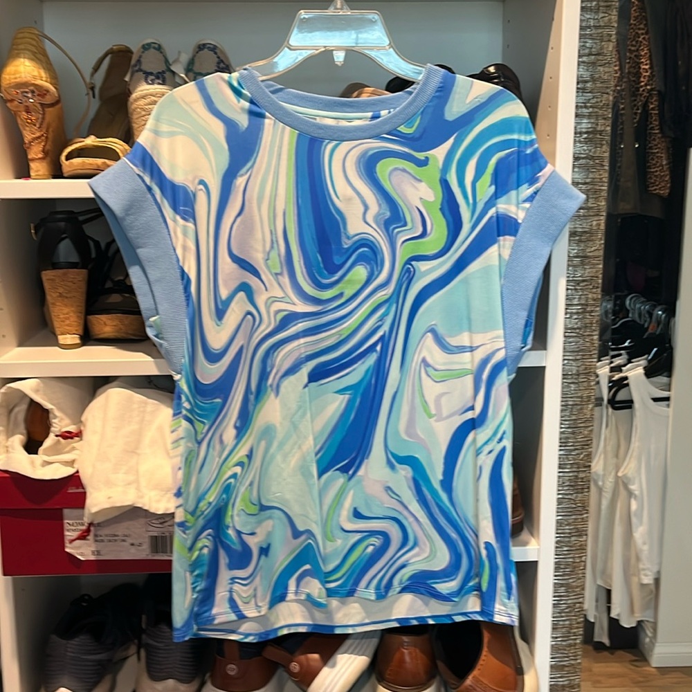 Cute top. Never worn